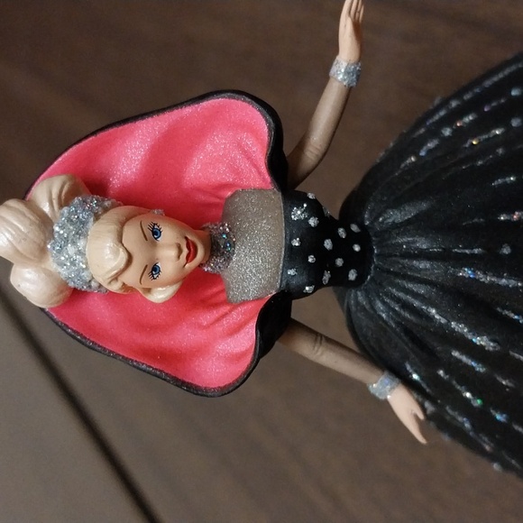 Hallmark Holiday Barbie - Picture 4 of 5